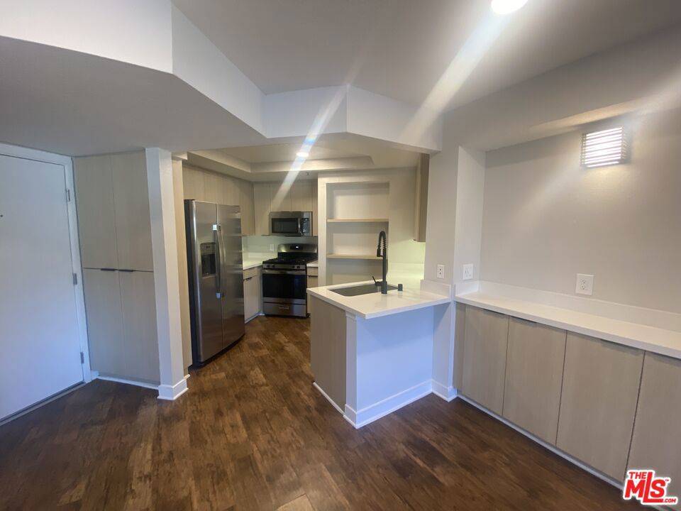 Los Angeles, CA 90036,7660 Beverly BLVD #305