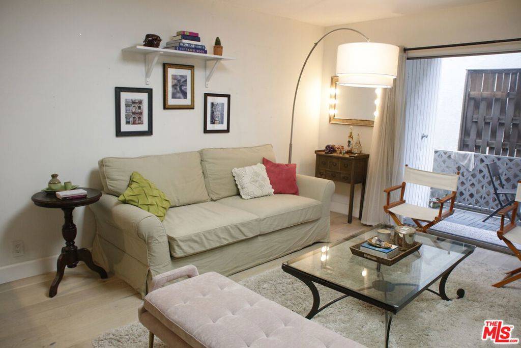 Toluca Lake, CA 91602,10240 Camarillo ST #112