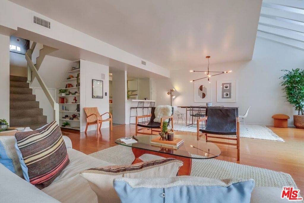 Los Angeles, CA 90027,4555 Franklin AVE #3