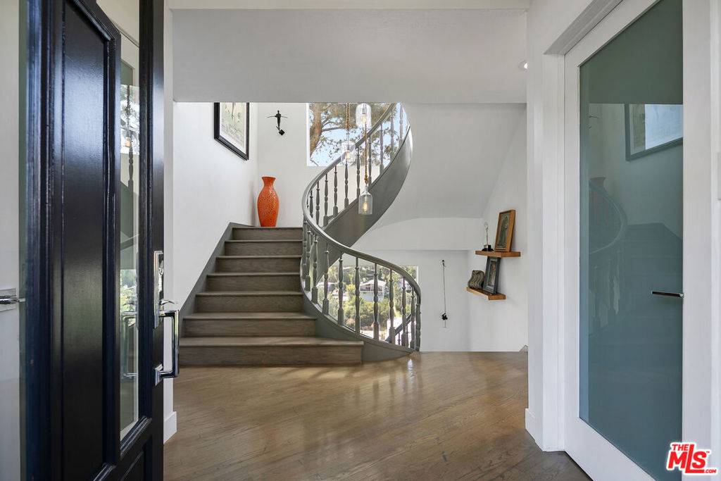 Los Angeles, CA 90068,2609 Creston DR