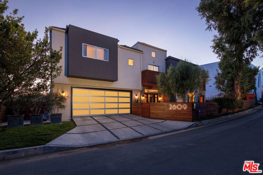 Los Angeles, CA 90068,2609 Creston DR