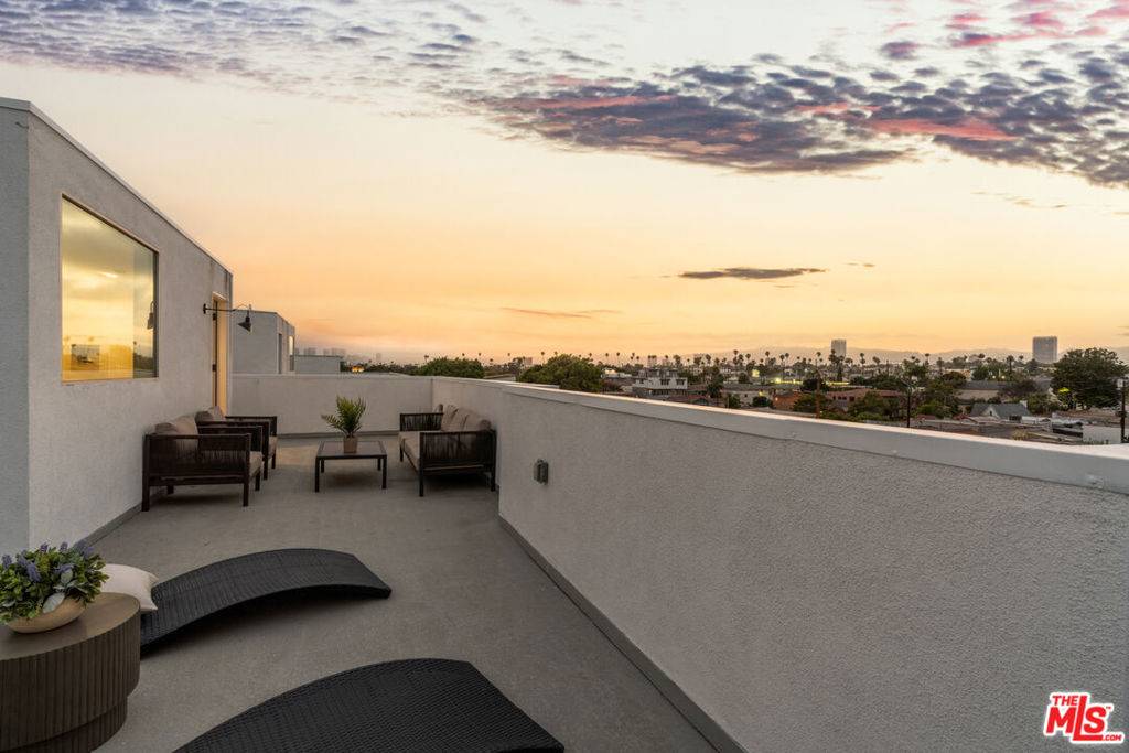 Los Angeles, CA 90019,1801 S Orange DR