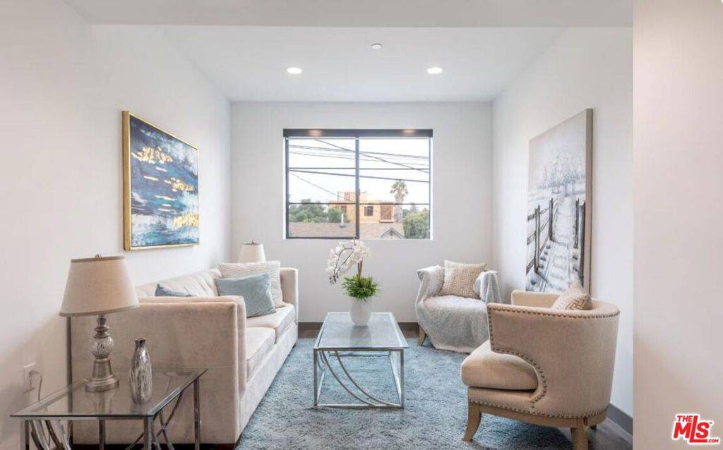 Los Angeles, CA 90004,552 N Hobart BLVD #208