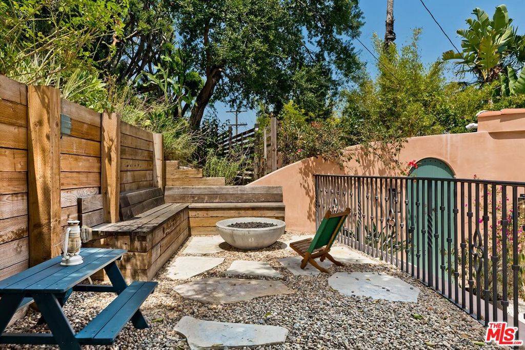 Los Angeles, CA 90027,3826 Sunset DR