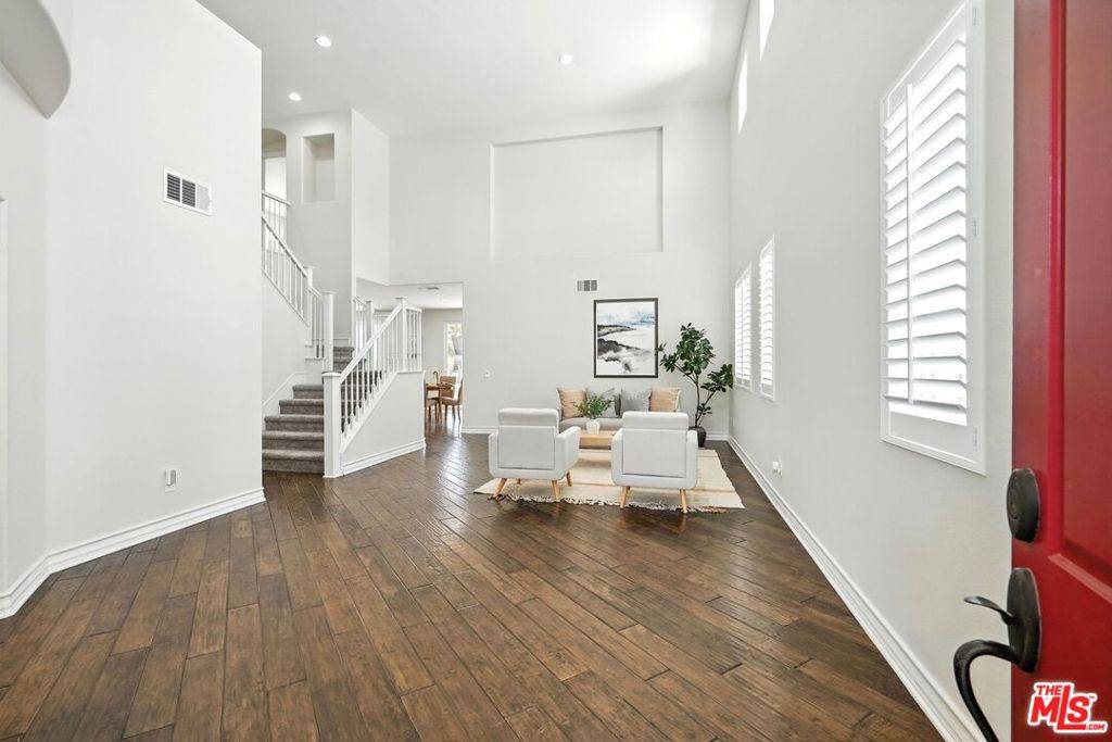 Valencia, CA 91354,23933 Francisco WAY