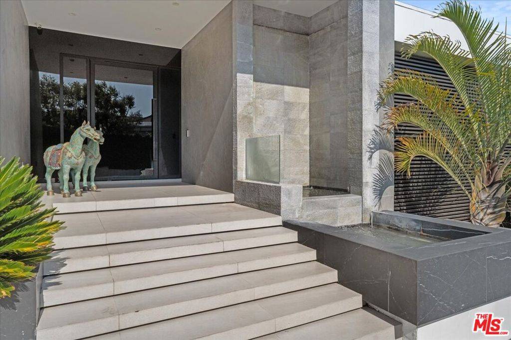 Los Angeles, CA 90046,Address not disclosed