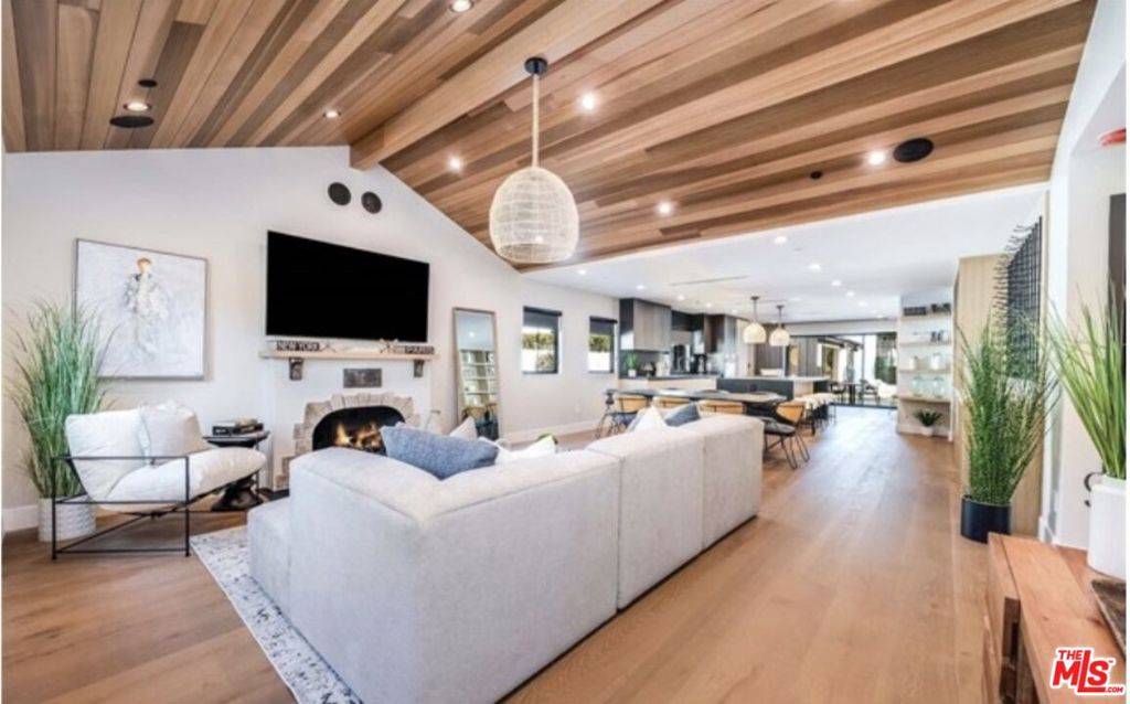 Los Angeles, CA 90048,622 N La Jolla AVE