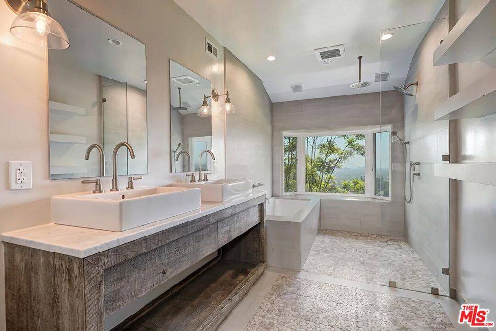 Beverly Hills, CA 90210,9354 Claircrest DR