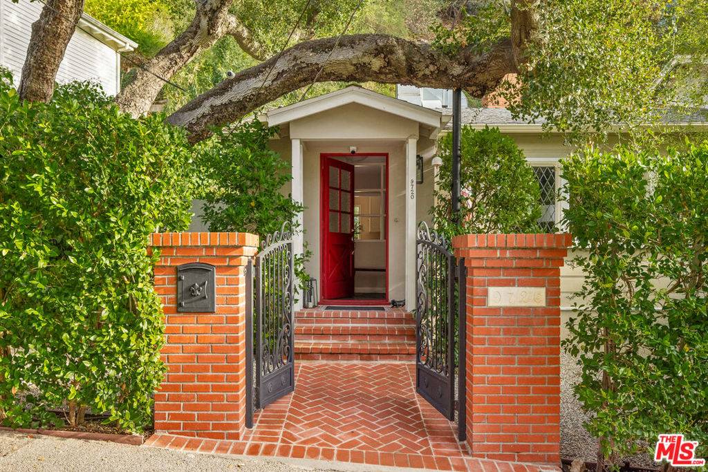 Beverly Hills, CA 90210,9720 Yoakum DR
