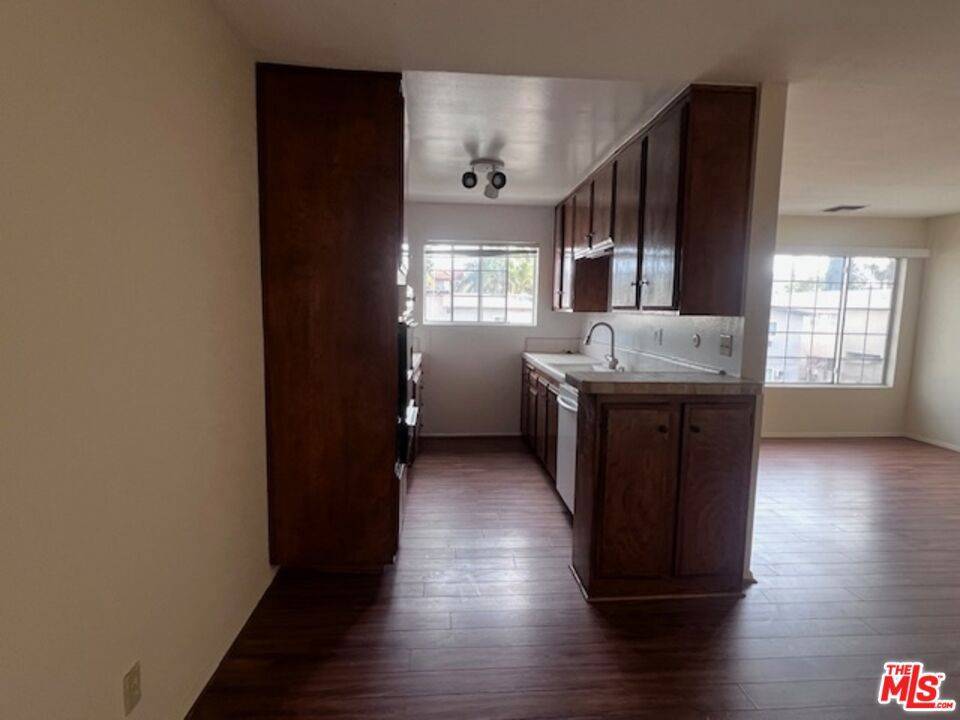 Tarzana, CA 91356,18600 Burbank BLVD #206