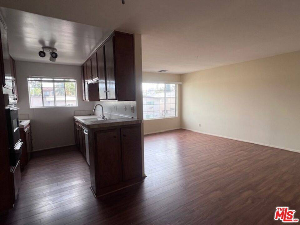 Tarzana, CA 91356,18600 Burbank BLVD #206