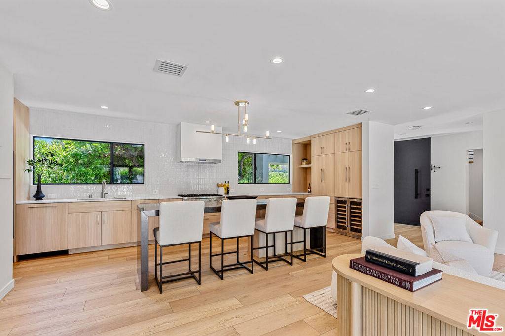 Los Angeles, CA 90049,13301 Westcove DR