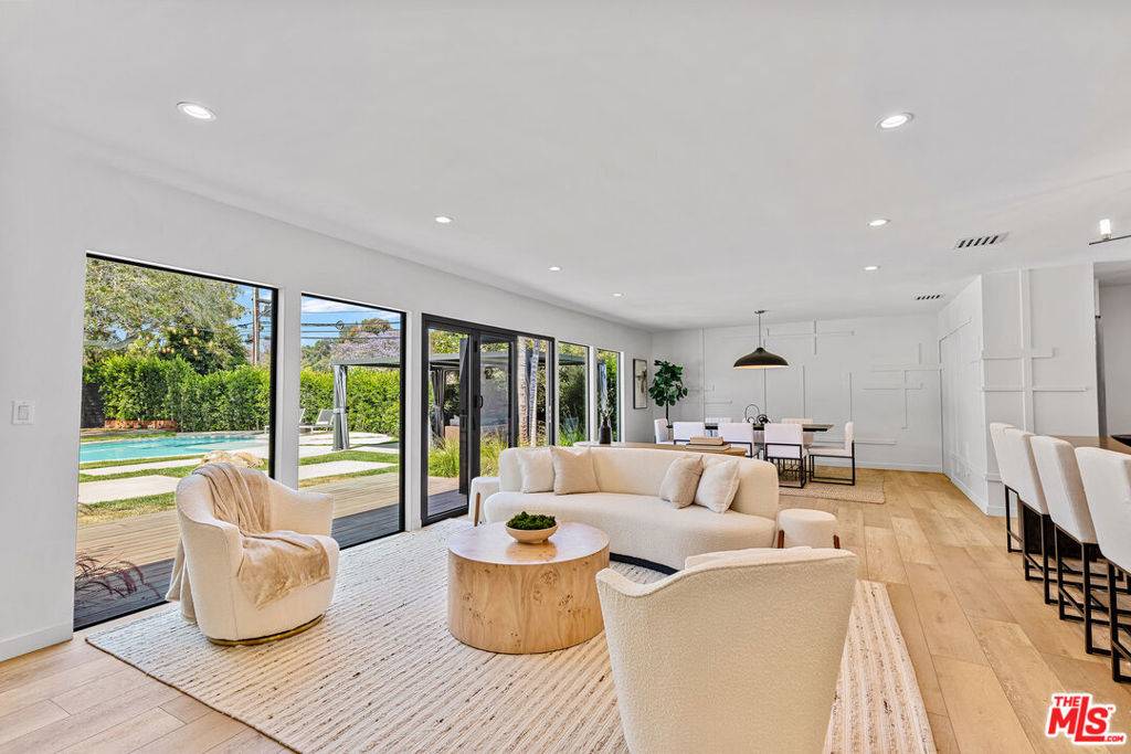Los Angeles, CA 90049,13301 Westcove DR
