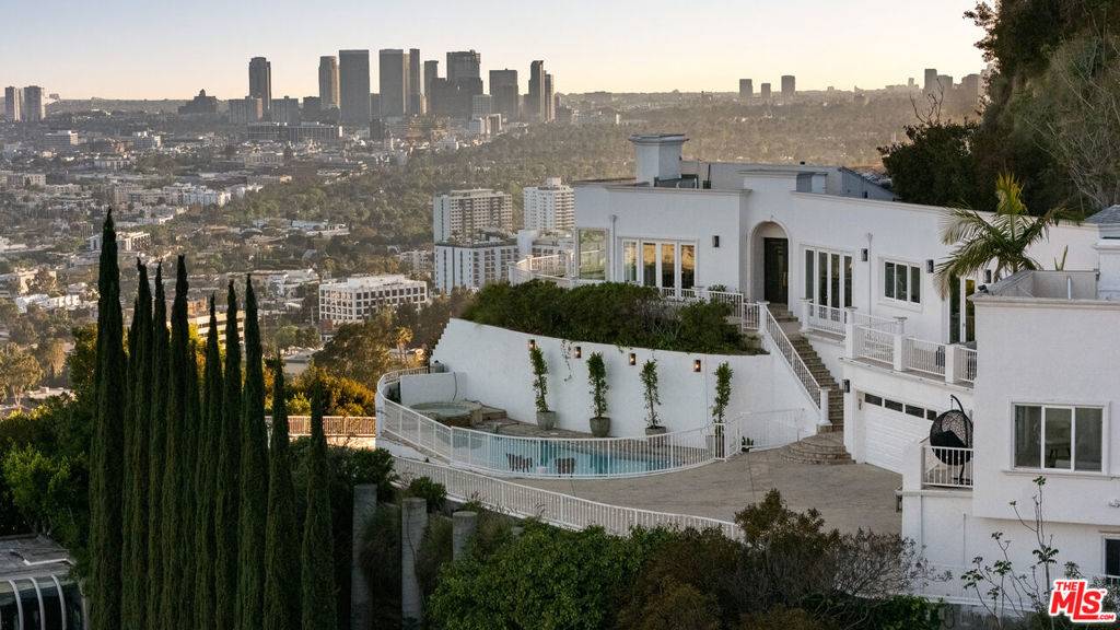 Los Angeles, CA 90069,8527 Hedges WAY