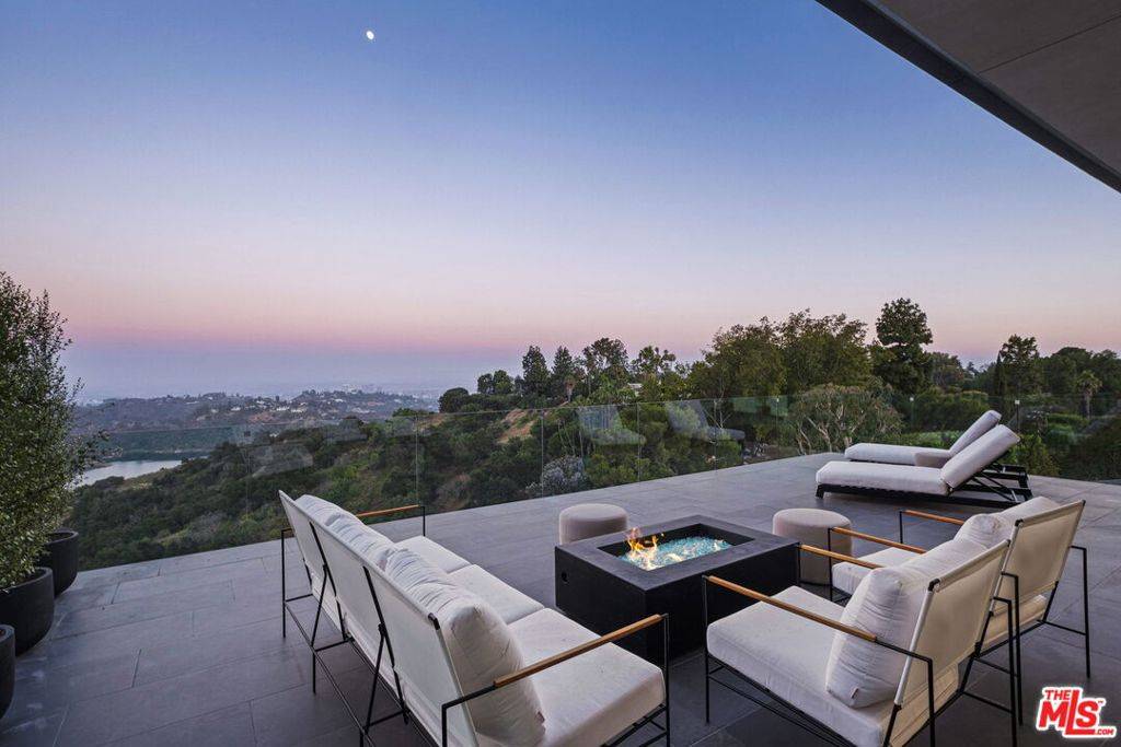 Los Angeles, CA 90077,2304 1/2 Donella CIR