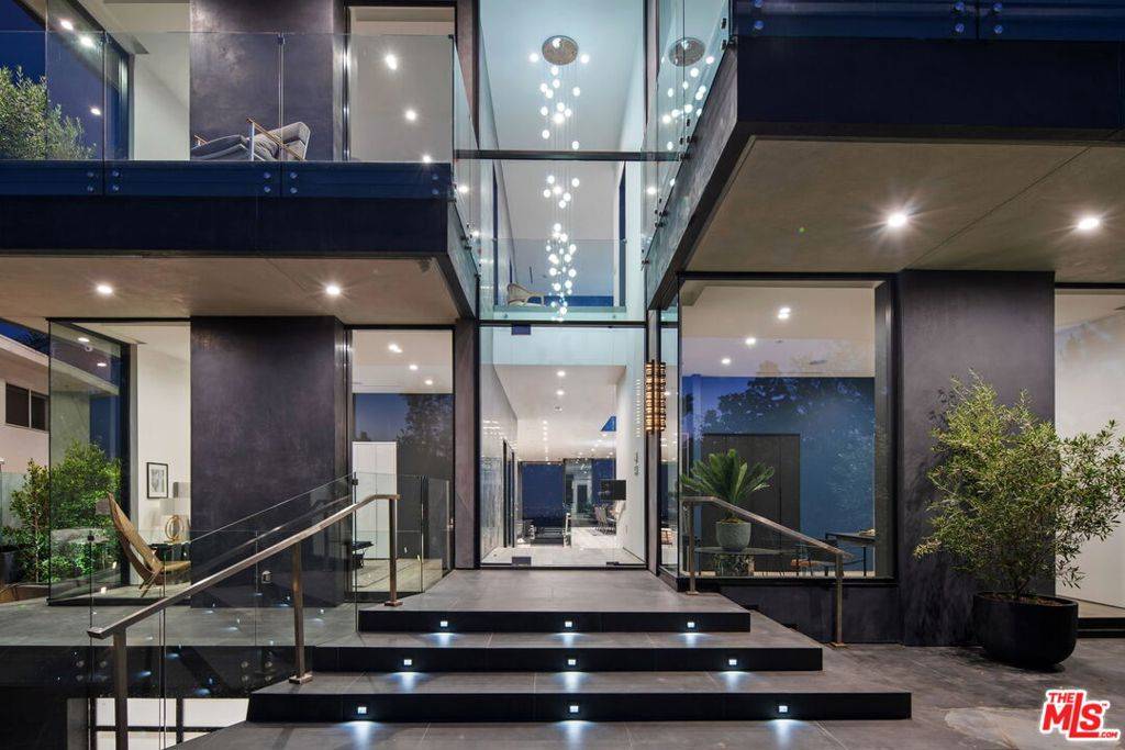 Los Angeles, CA 90077,2304 1/2 Donella CIR