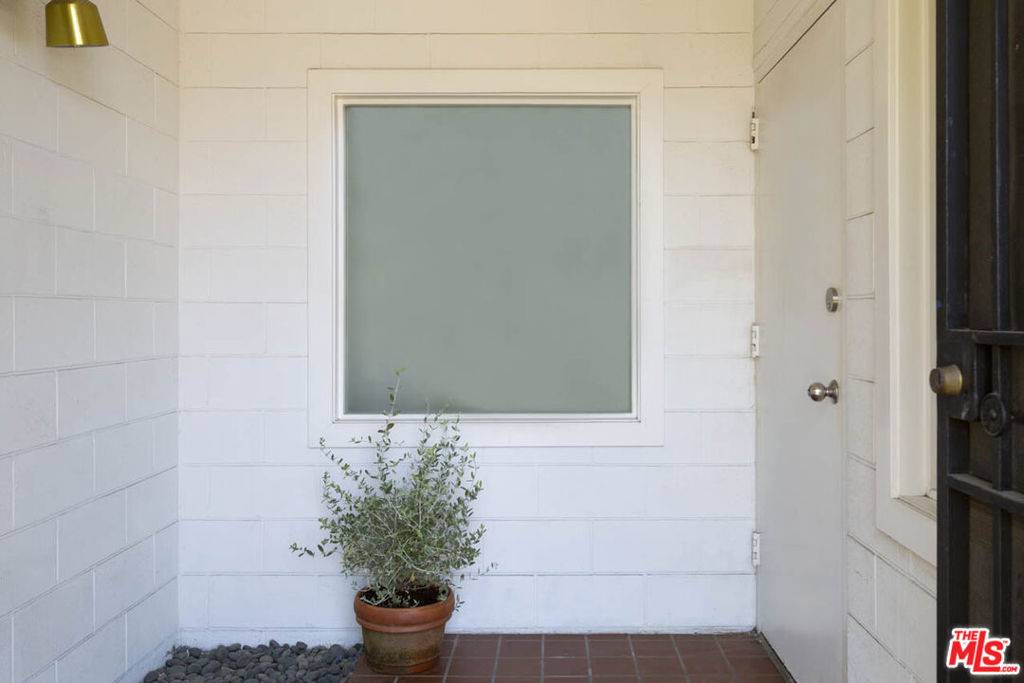 Los Angeles, CA 90038,5908 Barton AVE