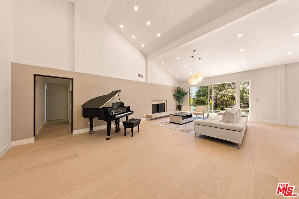 Los Angeles, CA 90077,16544 Park Lane CIR