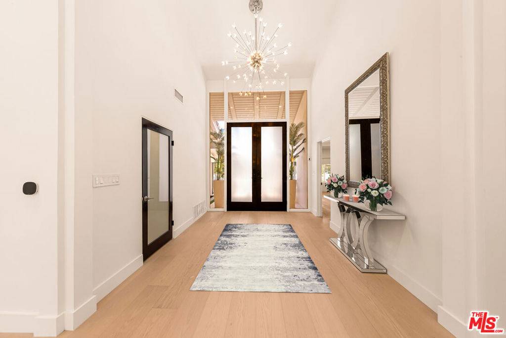 Los Angeles, CA 90049,16544 Park Lane CIR