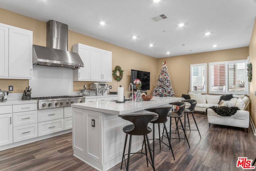 Valencia, CA 91381,27238 Bush Mallow CT