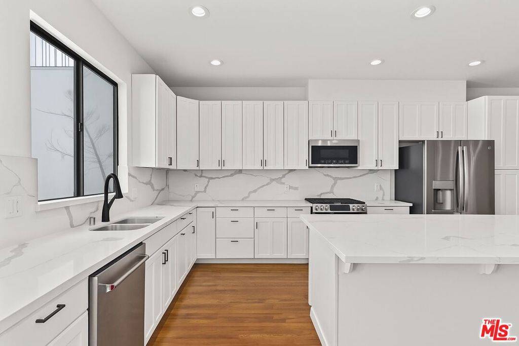 Los Angeles, CA 90068,2646 Rinconia DR