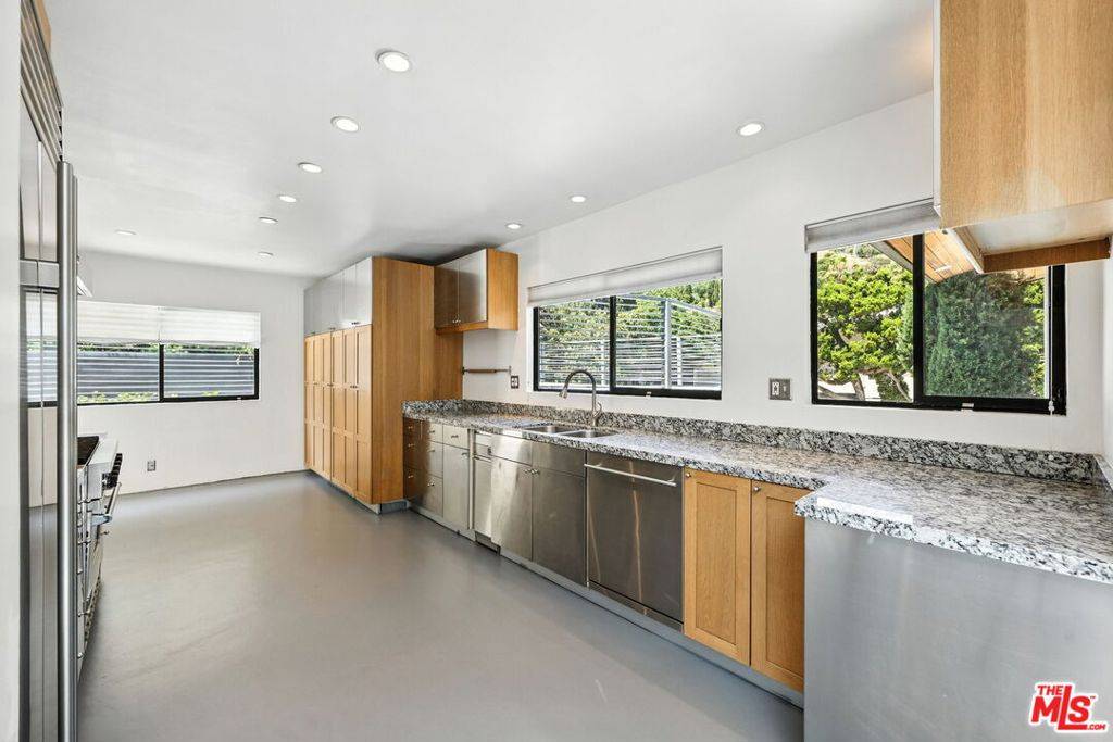 Los Angeles, CA 90069,1317 Devlin DR
