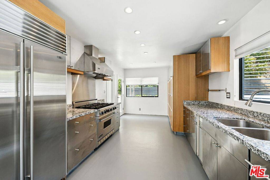 Los Angeles, CA 90069,1317 Devlin DR