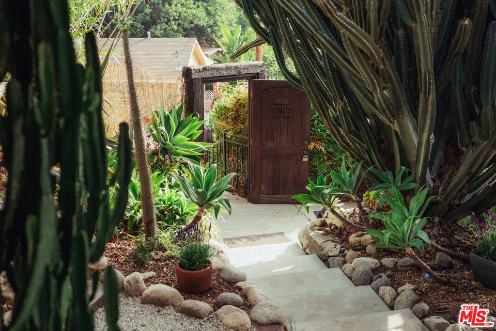 Los Angeles, CA 90032,4559 E Rose Hill DR