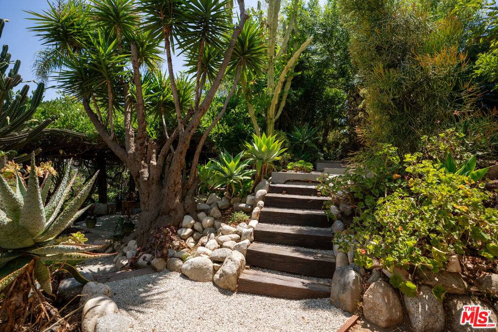 Los Angeles, CA 90032,4559 E Rose Hill DR