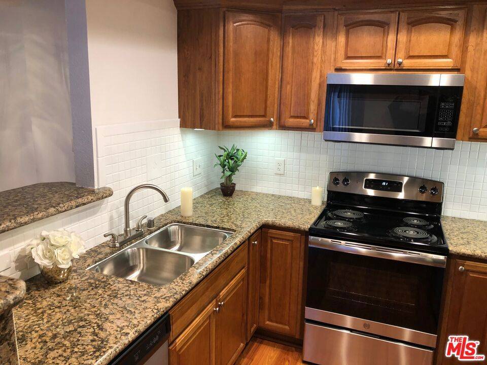 Woodland Hills, CA 91367,22100 BURBANK #120B