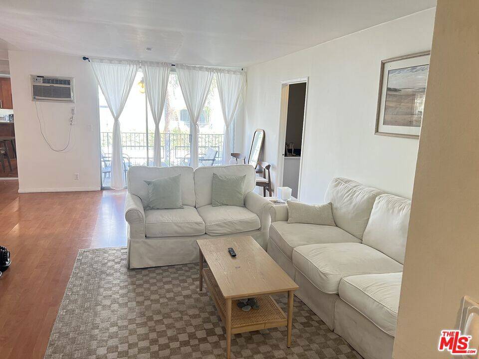 Los Angeles, CA 90049,11854 DARLINGTON AVE #204