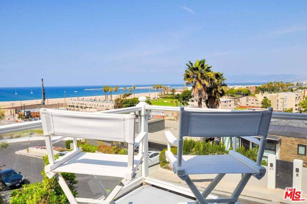 Playa Del Rey, CA 90293,218 Montreal ST