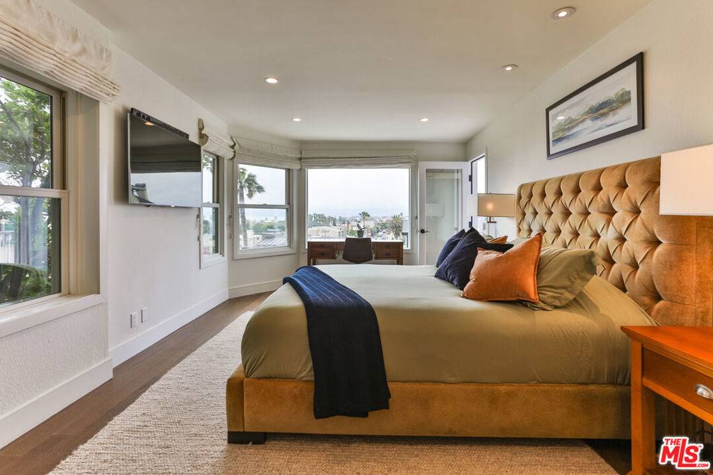 Playa Del Rey, CA 90293,218 Montreal ST