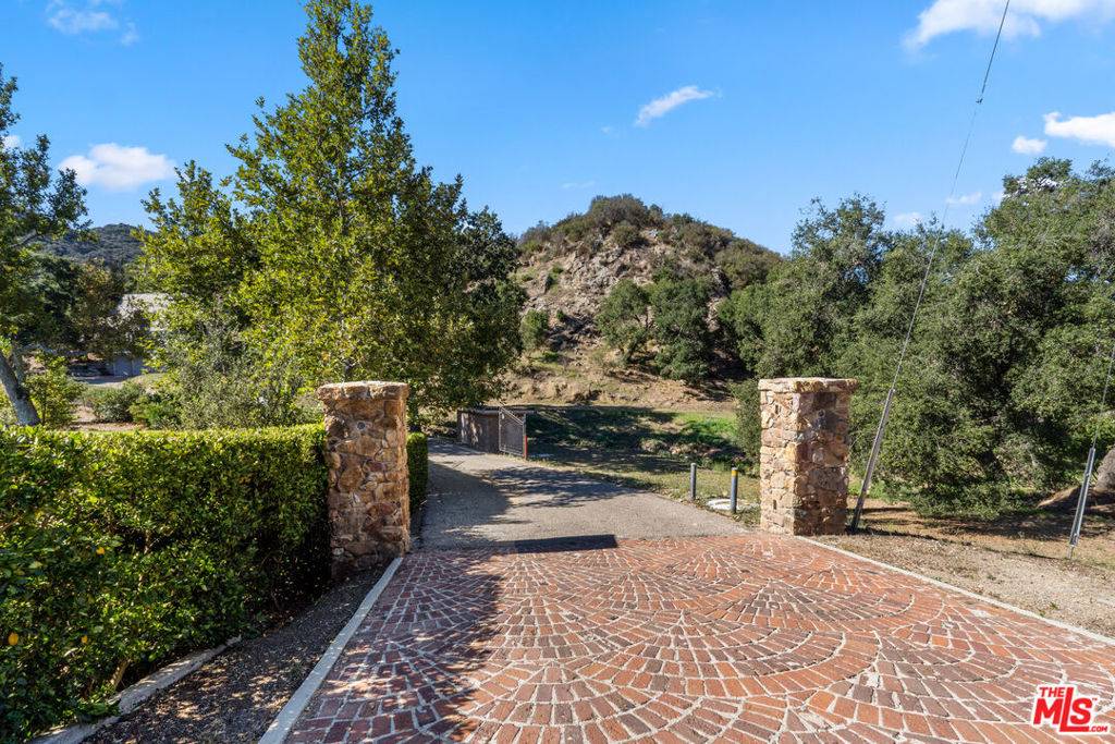 Thousand Oaks, CA 91360,622 E Carlisle RD