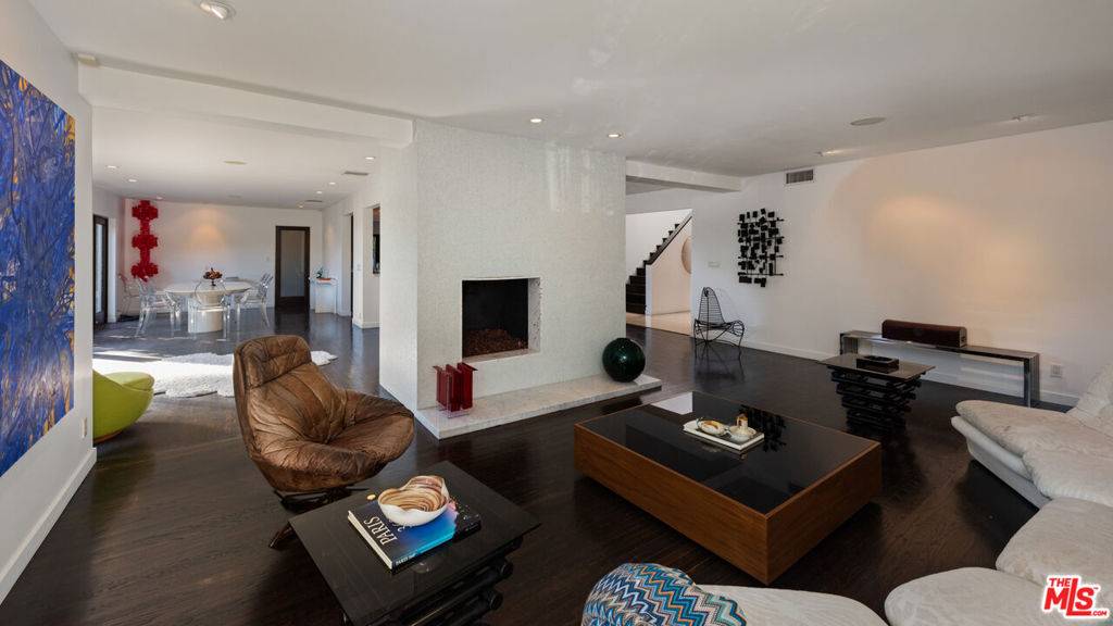 Los Angeles, CA 90069,1555 Rising Glen RD