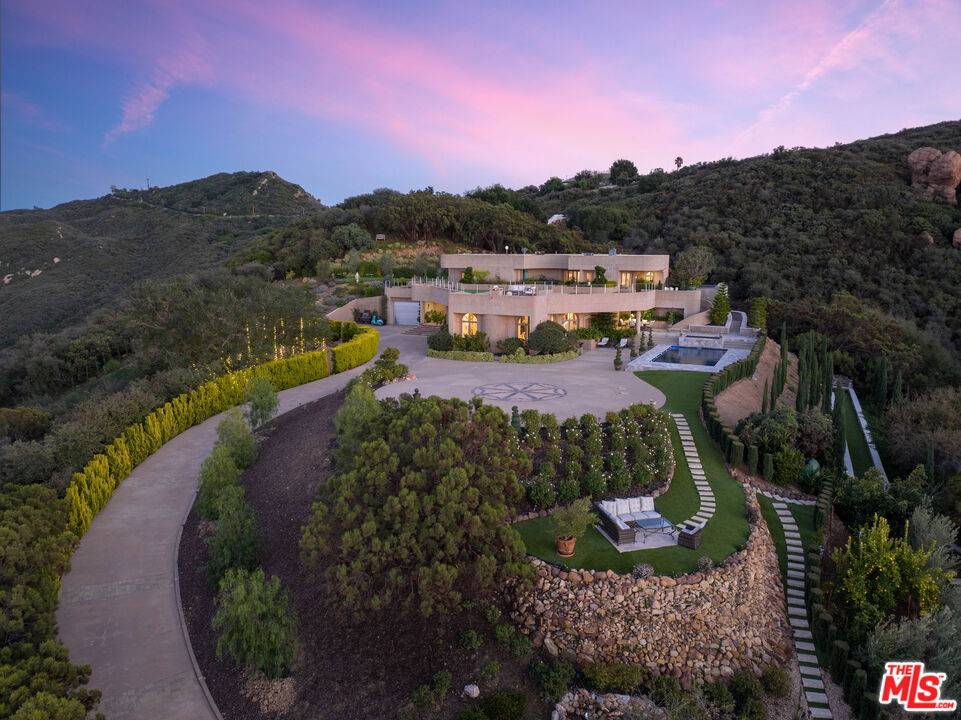Calabasas, CA 91302,415 Stunt RD