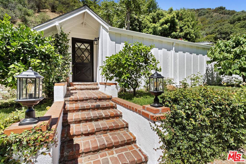 Los Angeles, CA 90049,3933 Mandeville Canyon RD