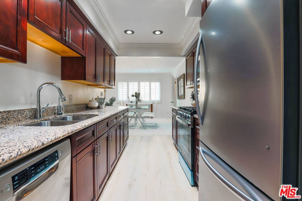 Los Angeles, CA 90068,6700 Hillpark DR #204