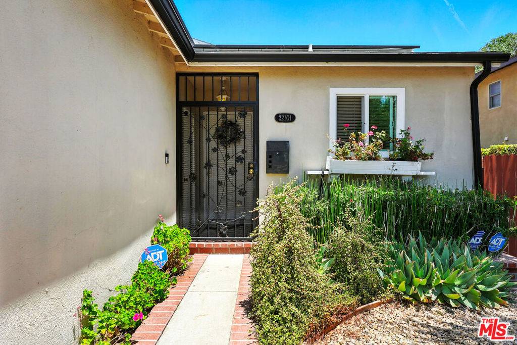 Woodland Hills, CA 91364,22101 Buena Ventura ST