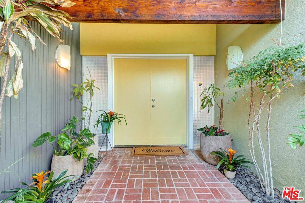 Los Angeles, CA 90046,2755 Carmar DR