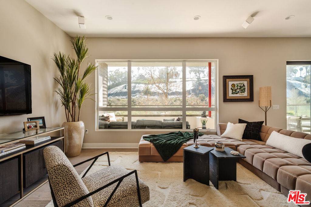 Los Angeles, CA 90094,12765 Bluff Creek DR #1