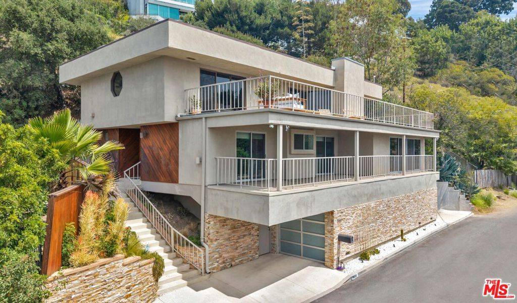 Los Angeles, CA 90049,966 Bluegrass LN