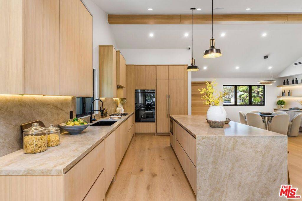 Sherman Oaks, CA 91401,5305 Allott AVE