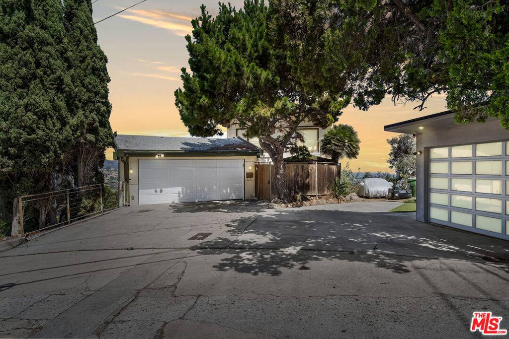 Los Angeles, CA 90068,6960 Pacific View DR
