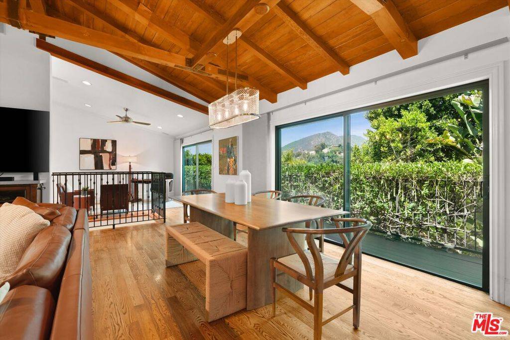Los Angeles, CA 90068,3310 Bennett DR
