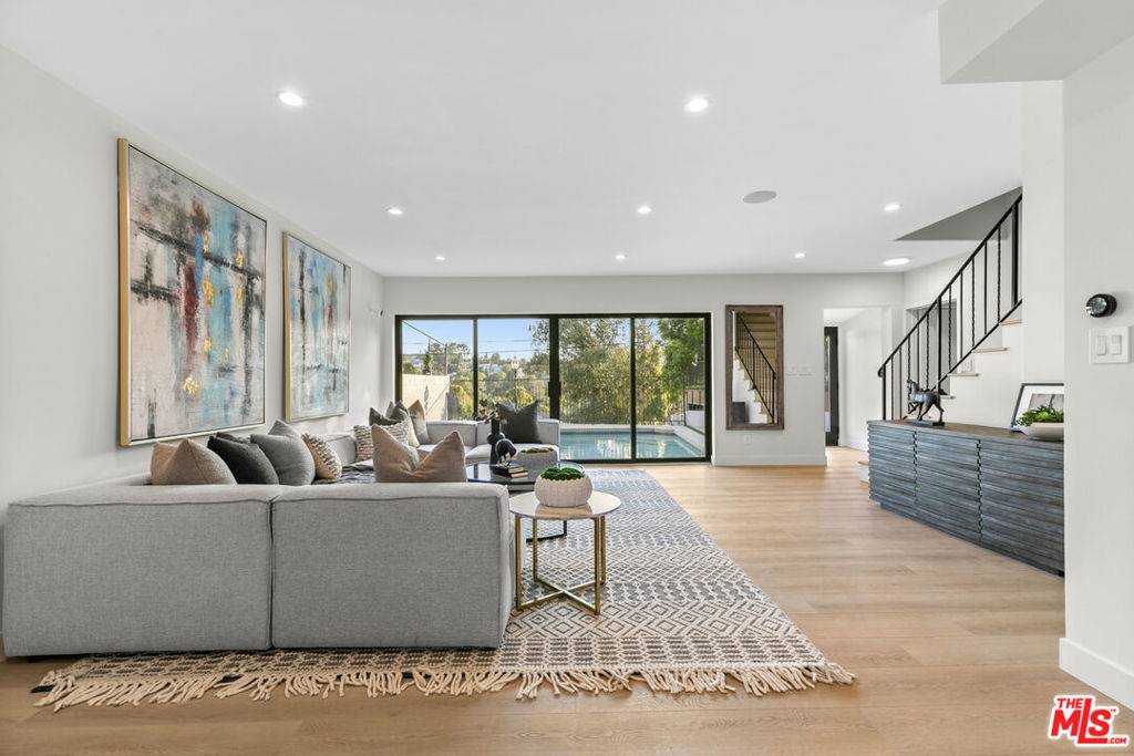 Woodland Hills, CA 91364,5132 Escobedo DR