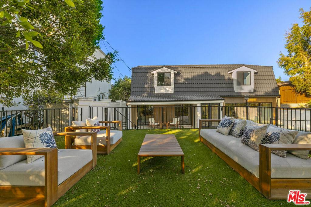 Woodland Hills, CA 91364,5132 Escobedo DR