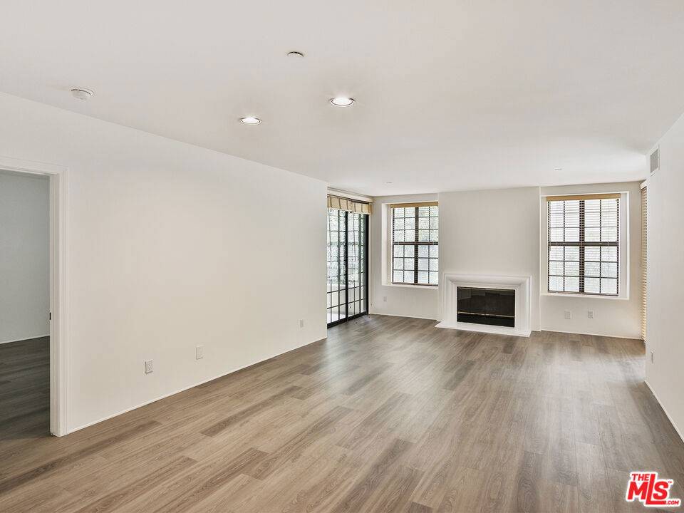 Los Angeles, CA 90049,555 S Barrington AVE #418
