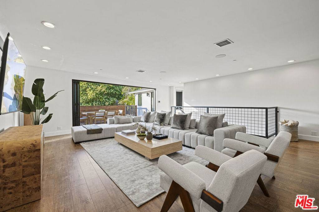 Studio City, CA 91604,3873 Berry DR