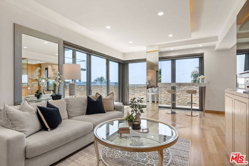 Santa Monica, CA 90401,1755 Ocean AVE #811